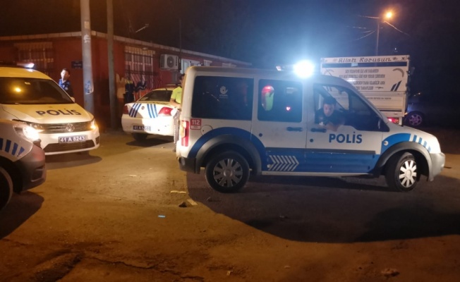 Kocaeli'de çeşitli suçlardan aranan kişi bira şişesiyle polislere saldırdı