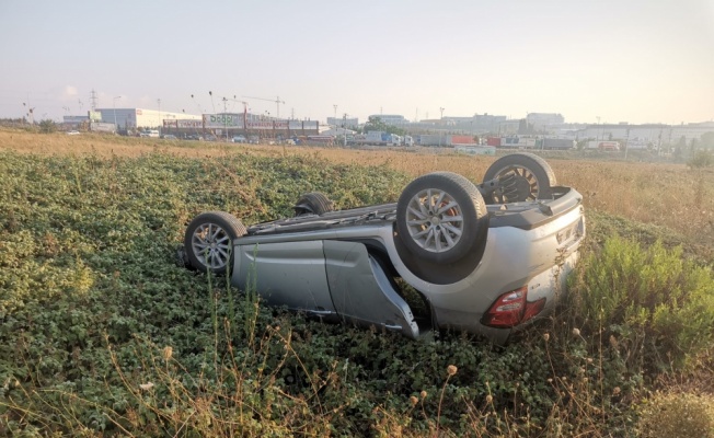 Kocaeli'de devrilen otomobilin sürücüsü kazadan yara almadan kurtuldu