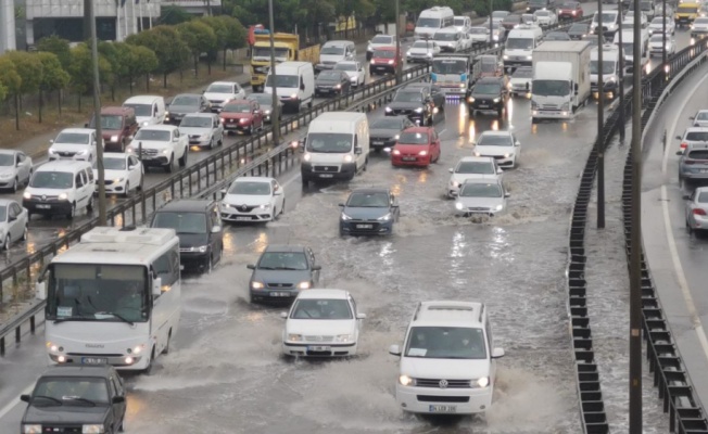 Kocaeli'de sağanak hayatı olumsuz etkiledi