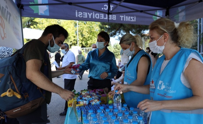 Kocaeli’nin İzmit Belediyesi sınava girecek adayları yine yalnız bırakmadı