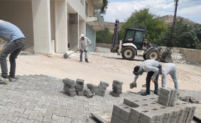 Mardin Yeşilli’de yollar parke taşı ile döşeniyor