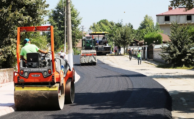 Sakarya Akyazı’da asfalt serimi