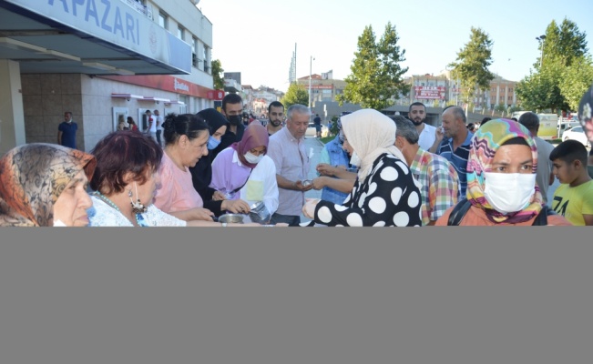 Sakarya Engelliler ve Yardımlaşma Derneği aşure dağıttı