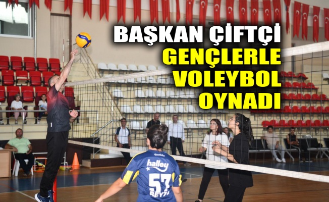 Başkan Çiftçi gençlerle voleybol oynadı