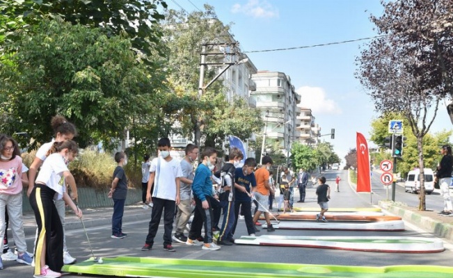 Bursa'da trafik durdu, cadde çocuklara kaldı