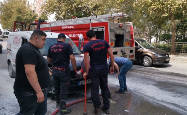 Gebze'de hareket halindeyken yangın çıkan araçta hasar oluştu