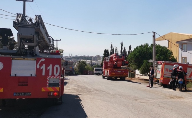 Çayırova'da hurda deposunda çıkan yangın söndürüldü