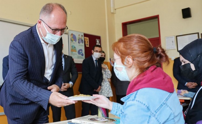 Sivas'tan Başkan Bilgin'den okula 'tatlı' ziyaret