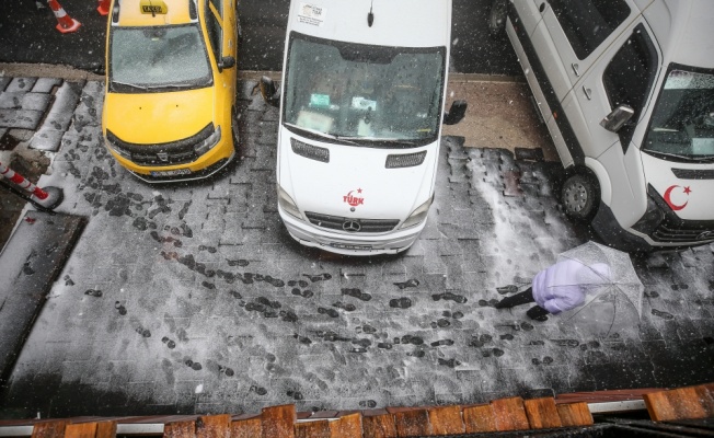 Uludağ'a mevsimin ilk kar yağışı düştü