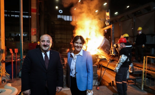 Bakan Varank, Sakarya'da ziyaret ettiği fabrikada kaynak yaptı