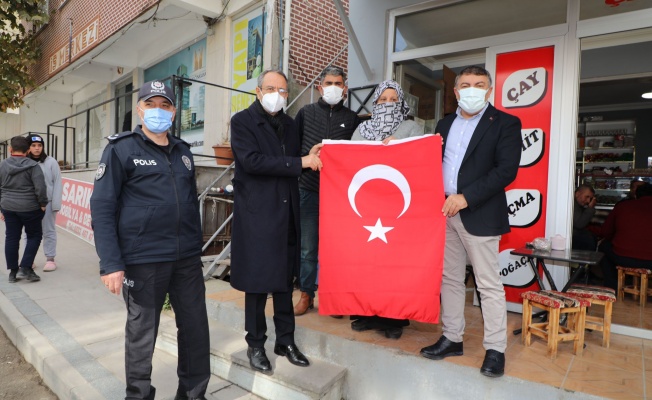 Kaymakam Kubilay ve Başkan Şayir’den esnaflara Türk bayrağı
