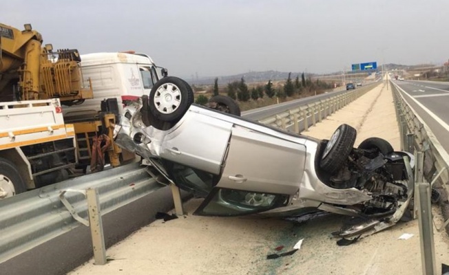 Gelibolu'da devrilen otomobildeki 2 kişi yaralandı