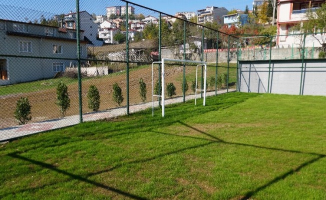 İzmit Tüysüzler Mahallesi'ne futbol sahası 