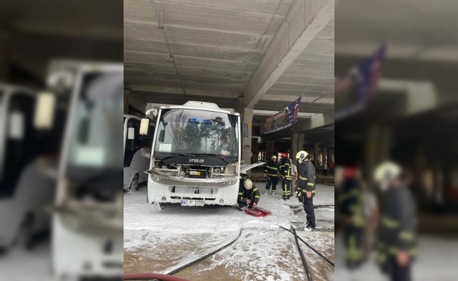 Kocaeli'de yangın çıkan midibüste hasar oluştu