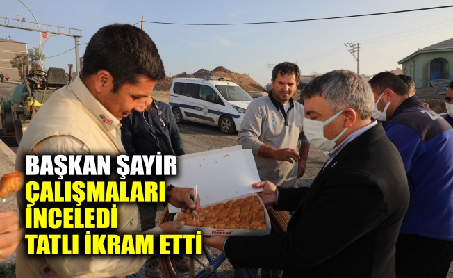 Şayir çalışmaları inceledi, tatlı ikram etti