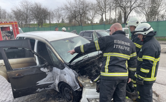 Edirne'de seyir halindeki otomobilde çıkan yangın söndürüldü