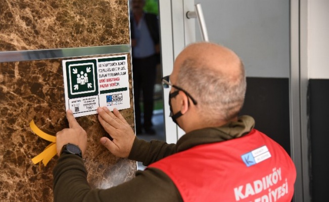 Kadıköy'de binalara karekodlu afet levhaları asıldı 