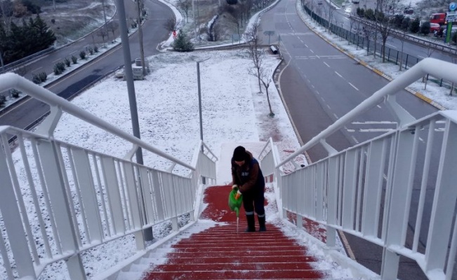 Kocaeli'nde buzlanmaya karşı yaya güvenliği 