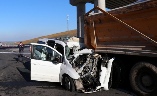 Kocaeli'de kamyona arkadan çarpan hafif ticari aracın sürücüsü öldü