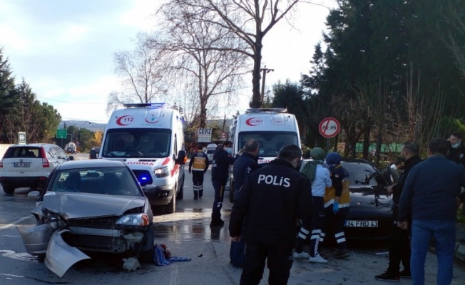 Sakarya'da 4 kişinin yaralandığı trafik kazası güvenlik kamerasında