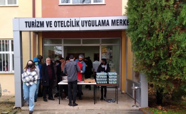 Üniversite öğrencileri uygulama derslerinde hazırladıkları yemekleri öğrencilere ikram etti