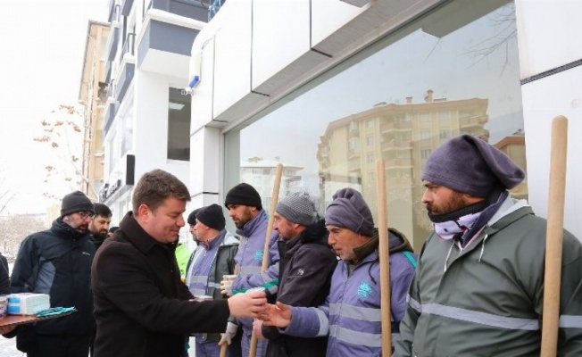 Başkan Dinçer sahada çalışan ekiplere Aksaray Pekmezi ikram etti 