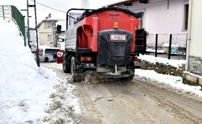 Bursa Osmangazi'de karla kaplı yollara müdahale 