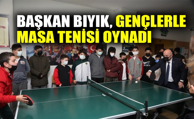 Başkan Bıyık, gençlerle masa tenisi oynadı