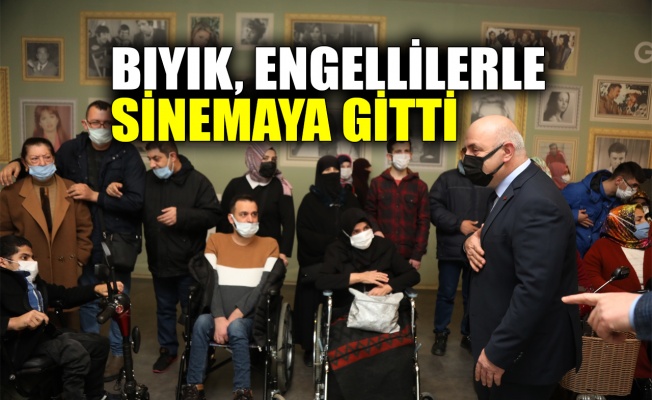 Bıyık, engellilerle sinemaya gitti