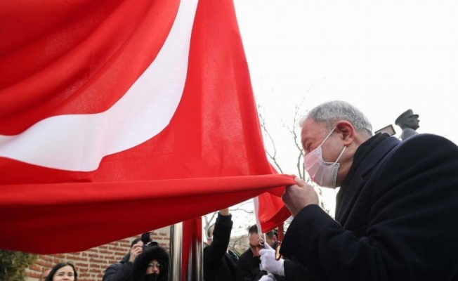 Altın madalyalı bayrak göndere çekildi