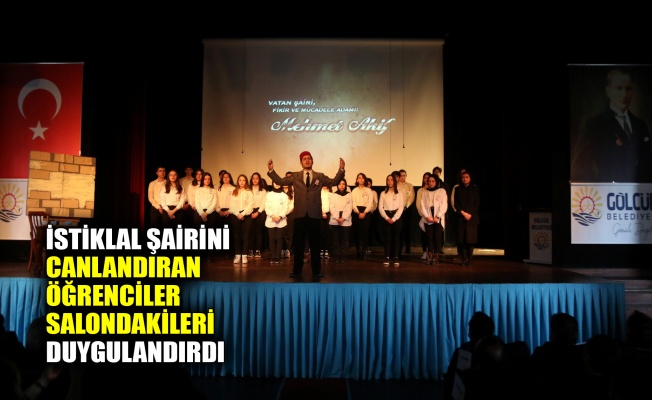 İstiklal şairini canlandıran öğrenciler salondakileri duygulandırdı