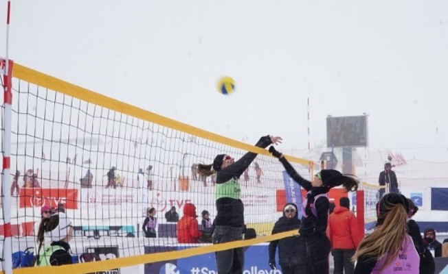 Kayseri Erciyes'te kar voleybolu heyecanı