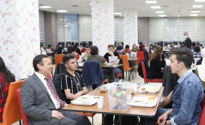 ERÜ Rektörü Çalış, öğrencilerle iftar yaptı