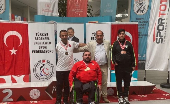 Manisa BBSK'li Samet Akça'dan 2 bronz madalya