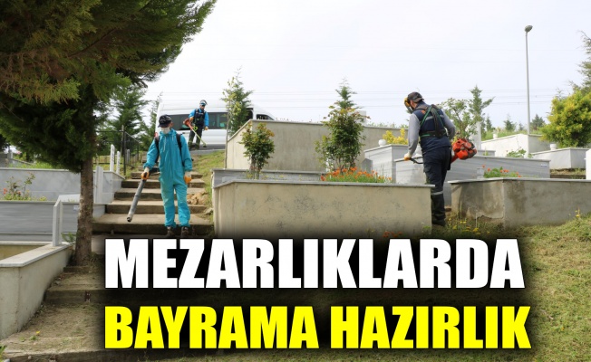 Mezarlıklarda bayrama hazırlık