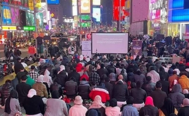 Müslümanlar Times Meydanında iftar açtı ve teravih kıldırdı 