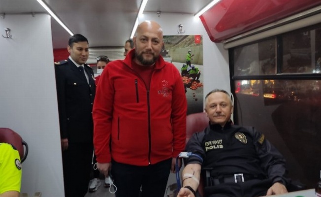 Polis ve mahalle bekçilerinden anlamlı bağış