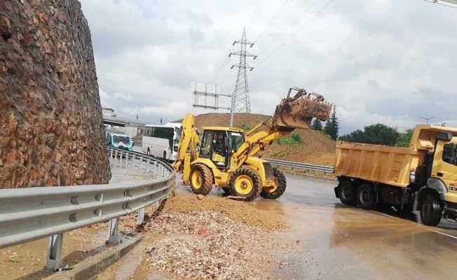 Kocaeli'de hastane yolunda toprak kayması