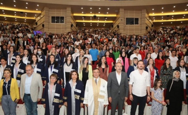 ERÜ Sağlık Bilimleri Fakültesi'nde mezuniyet heyecanı