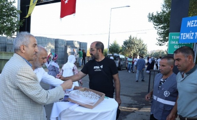 Kabir ziyareti yapan vatandaşlara şeker ve lokum ikramı