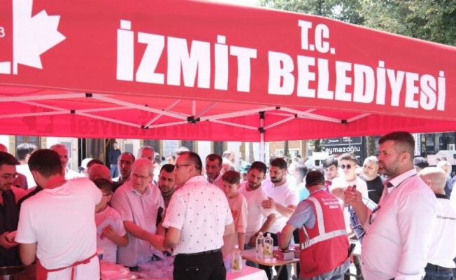 Kocaeli İzmit Belediyesi'nden vatandaşa helva ve cüz