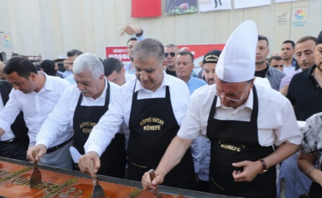 Künefenin hası.. Hatay'da 83. yıla özel 83 metrelik künefe