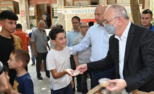 Manisa'da Başkan Ergün'den arife günü helva ikramı