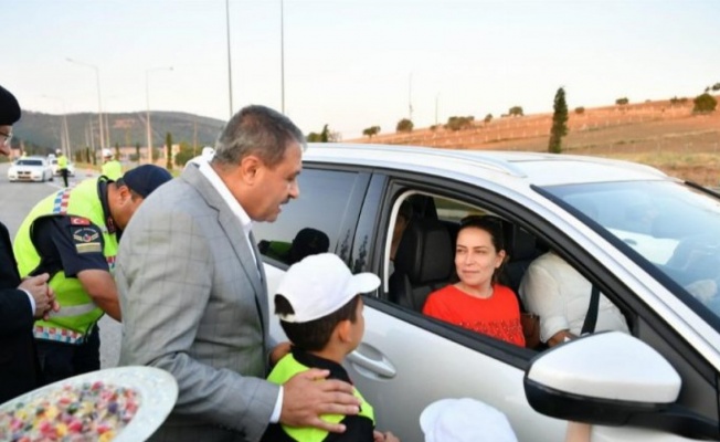 Vali trafik denetiminde! Çocuklara düdük, araç sürücülerine kolonya, çikolata