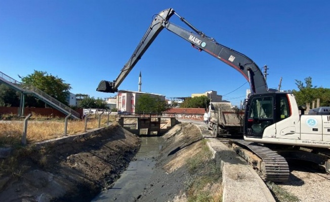 Manisa Şehzadeler'de sulama kanalı temizliği