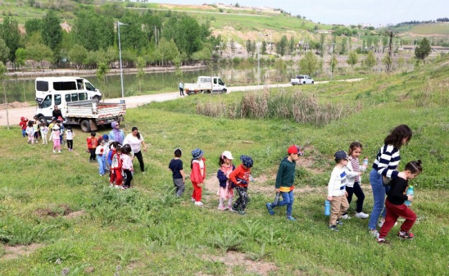 Diyarbakır'da depremde yaşamını yitirenler anısına fidan