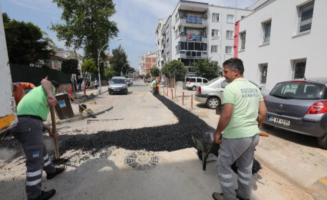 İzmir Narlıdere'de asfalt mesaisi