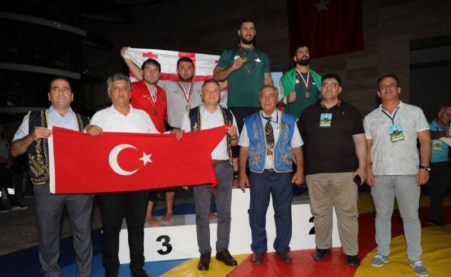 Hatay'daki Aba Güreşi'nde İranlı güreşçiler rakip tanımadı