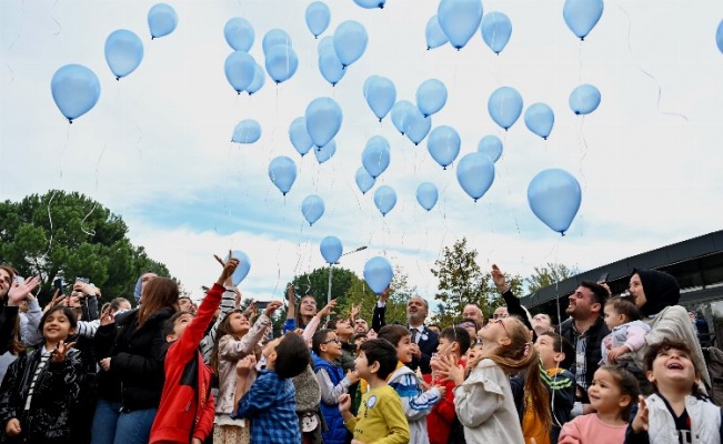 Mavi balonlar Bursa'dan gökyüzüne bırakıldı