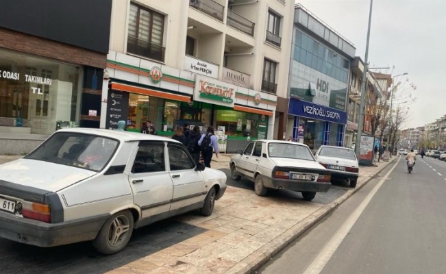 Düzce'de kaldırımlar otopark oldu!